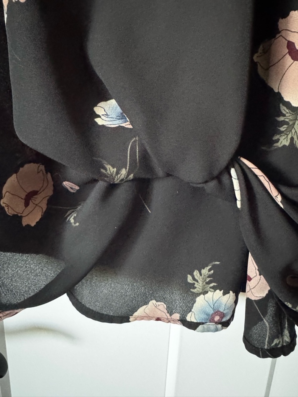 Black Floral V-Neck Twist-Hem Blouse - Picture 3 of 4